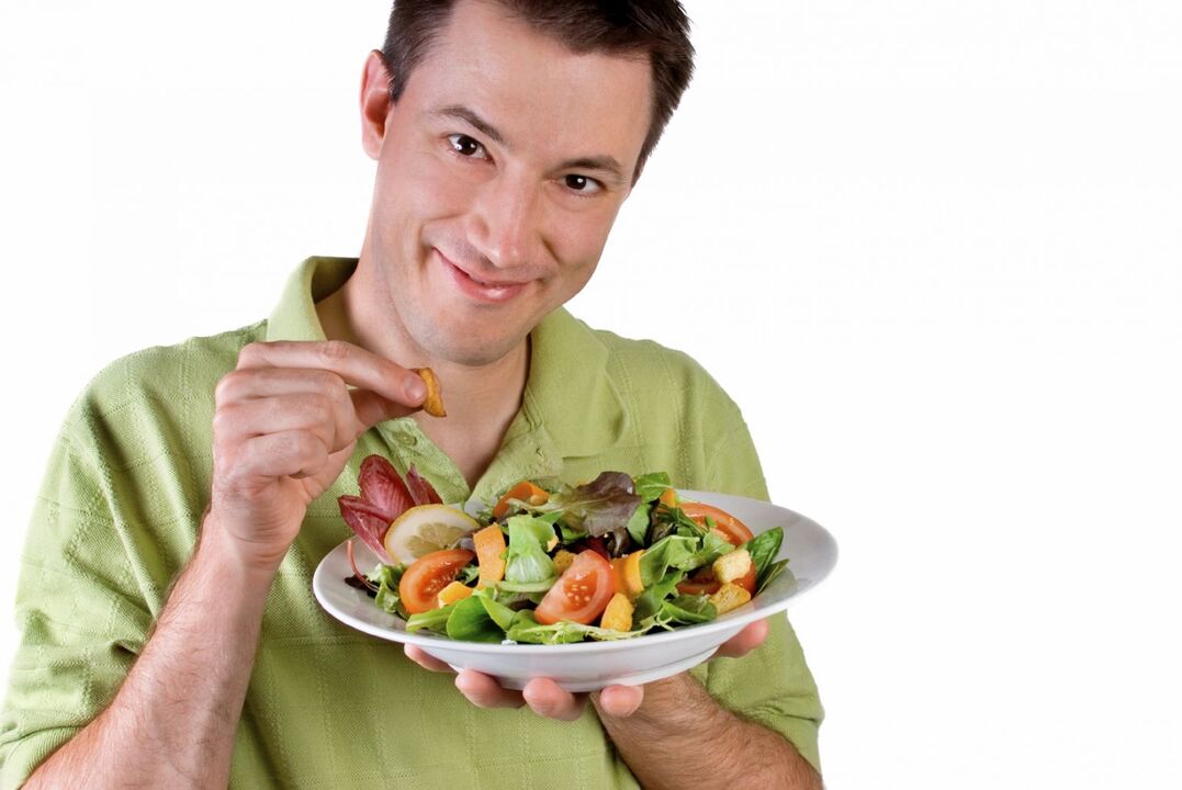 мъж, който яде зеленчукова салата за потентност