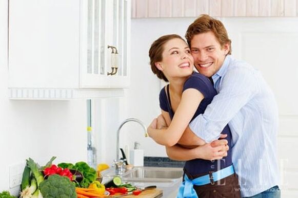 щастлива семейна двойка